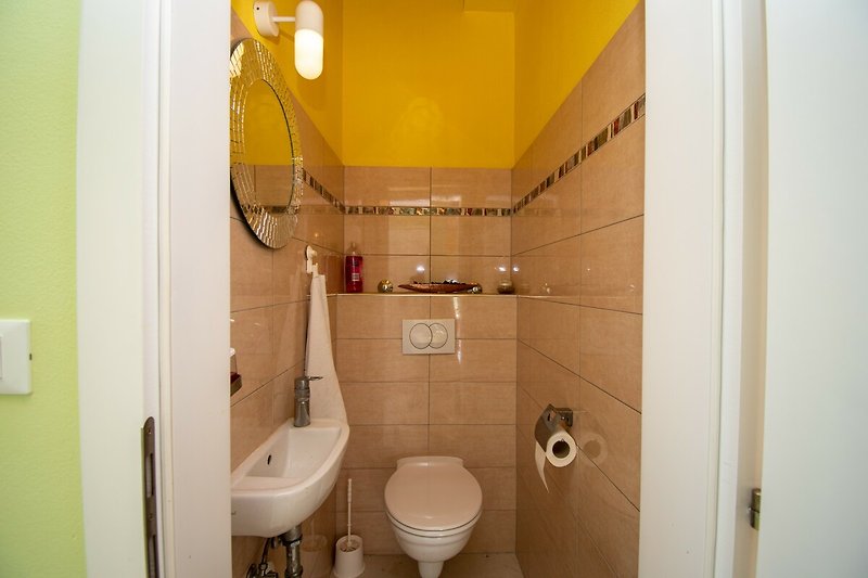 Gemütliches Badezimmer mit lila Akzenten und stilvoller Inneneinrichtung.