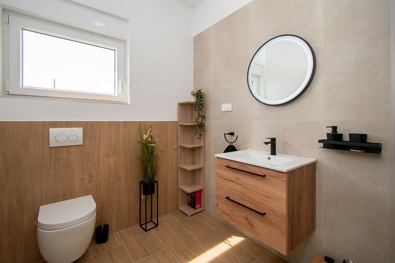 Modernes Badezimmer mit stilvoller Einrichtung und großem Fenster - perfekte Entspannung!