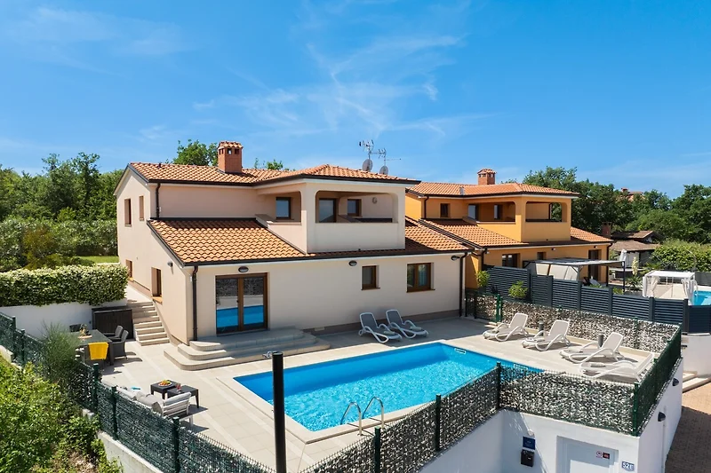 Balkon mit Blick auf den Pool und Platz zum Verweilen