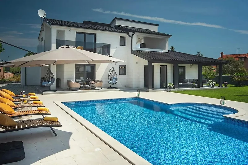 Villa mit Pool in ruhiger Wohnlage für erholsame Ferientage.