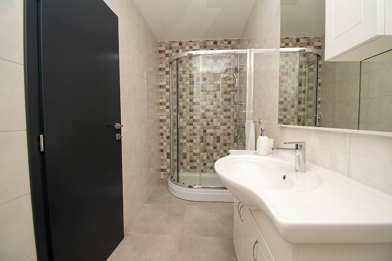 Schönes Badezimmer mit lila Armaturen und stilvollem Waschbecken.