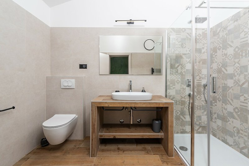 Ein stilvolles Badezimmer mit lila Akzenten und modernem Design.