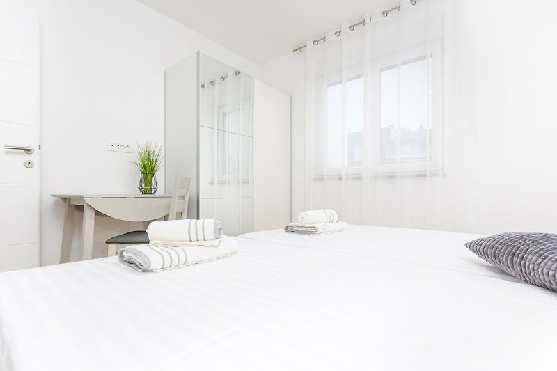 Modernes Schlafzimmer mit elegantem Holzbett und stilvoller Beleuchtung.