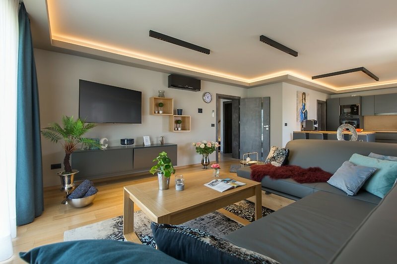 Gemütliches Wohnzimmer mit stilvoller Einrichtung, Pflanzen und gemütlicher Beleuchtung.