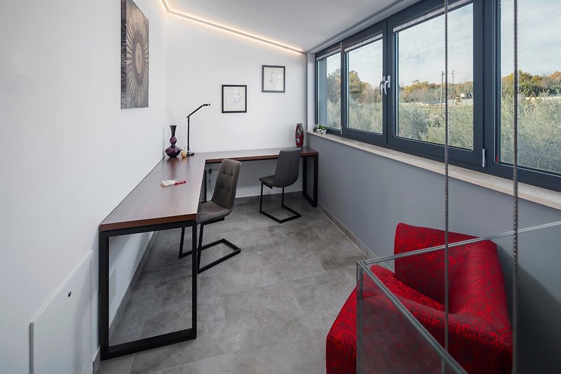 Modernes Wohnzimmer mit stilvoller Einrichtung und warmem Licht.