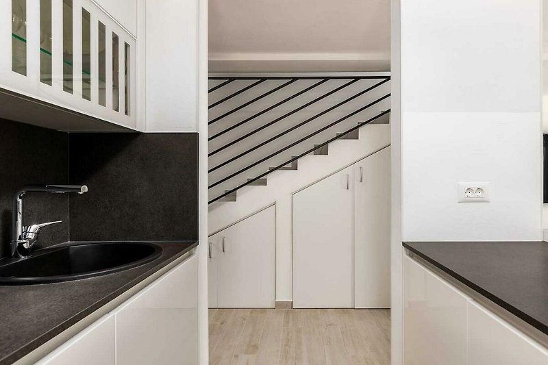Moderne Küche mit Holz, Grau und Metall - stilvoll eingerichtet!