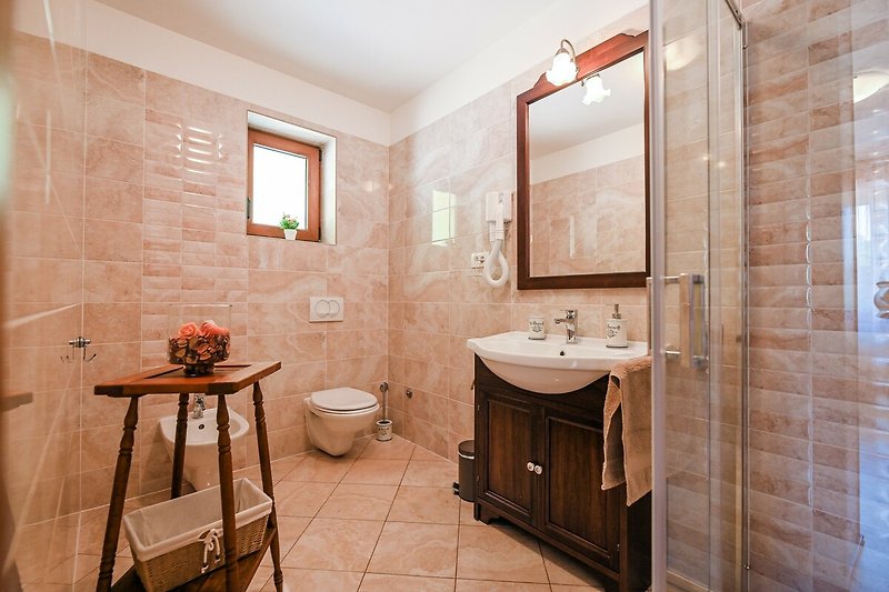 Modernes Badezimmer mit Holzakzenten - stilvoll gestaltet!