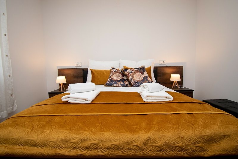 Holzinterieur, bequemes Bett, stilvolle Lampe - perfektes Schlafzimmer!