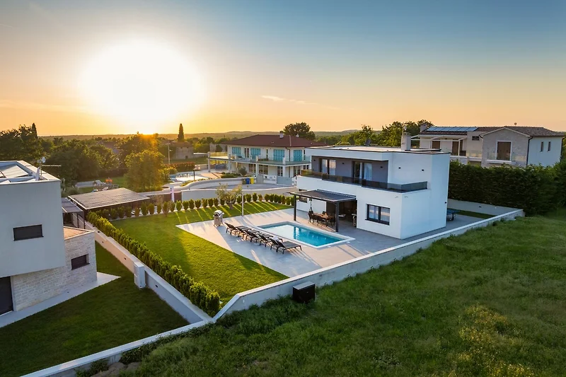 Prächtige Villa mit großem Pool und beeindruckender Architektur.