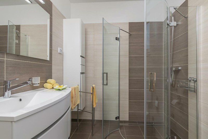 Modernes Badezimmer mit stilvoller Einrichtung und Glasdusche. Entspannung pur!