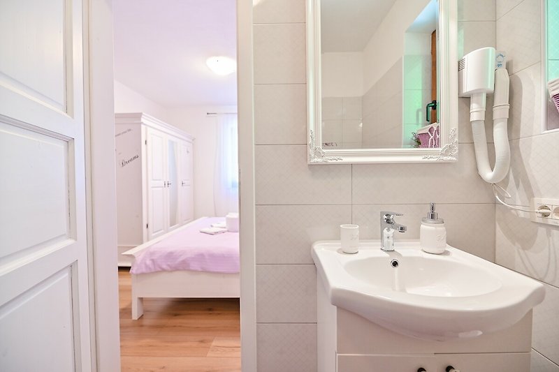Modernes Badezimmer mit lila Akzenten - stilvoll eingerichtet!