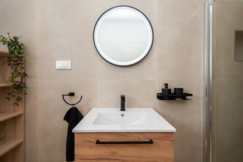 Modernes Badezimmer mit stilvollem Design und eleganten Armaturen. Ideal für Entspannung!