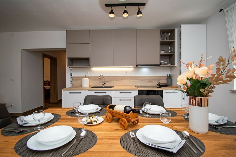 Küche mit Holzmöbeln, Geschirr und Pflanzen - stilvoll eingerichtet!