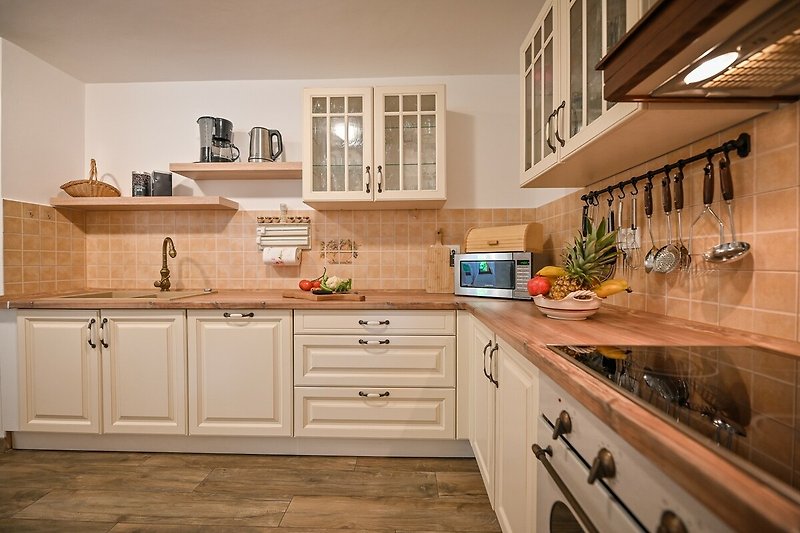 Moderne Küche mit Holzmöbeln, Granit-Arbeitsplatte und Edelstahl-Spüle.