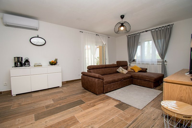 Wohnzimmer mit Holzmöbeln, Couch, Tisch, Pflanze - stilvoll eingerichtet!