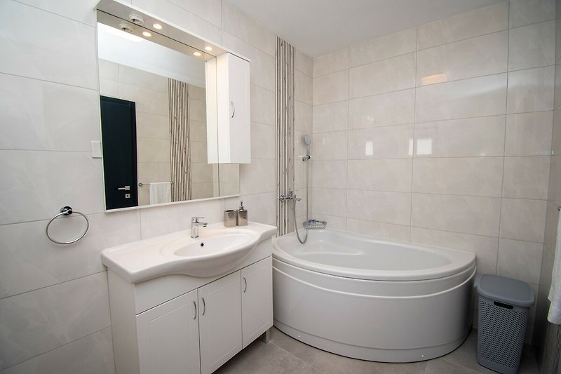 Schönes Badezimmer mit Spiegel, Waschbecken und stilvollem Design.