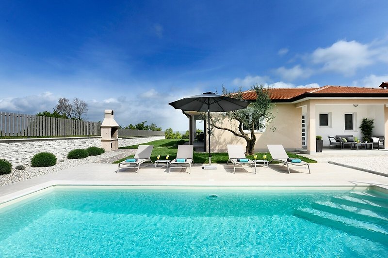 Schwimmender Pool umgeben von Palmen und tropischer Natur.