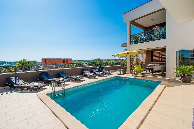 Schönes Ferienhaus mit Pool, Meerblick und Außenmöbeln. Entspannen Sie sich in diesem Resort am Meer.