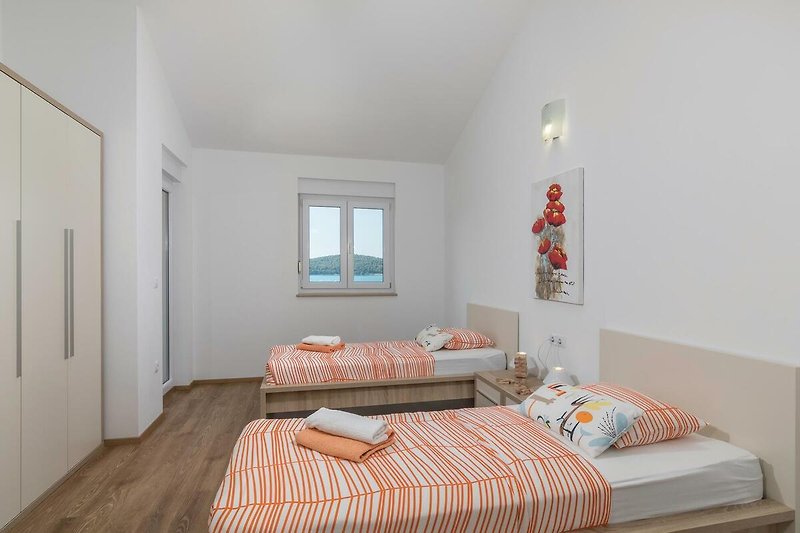 Modernes Schlafzimmer mit stilvollem Bett und gemütlicher Einrichtung. Erholsamer Schlaf!