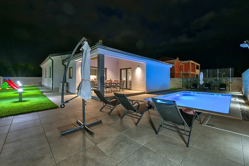 Villa mit Pool und gepflegtem Außenbereich für entspannte Tage.