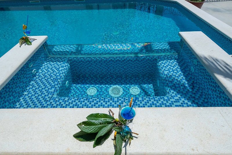 Schwimmbecken mit modernem Design und stilvoller Outdoor-Ausstattung.