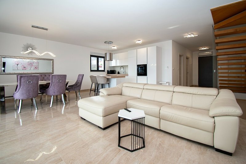 Modernes Wohnzimmer mit stilvoller Einrichtung und gemütlicher Atmosphäre.