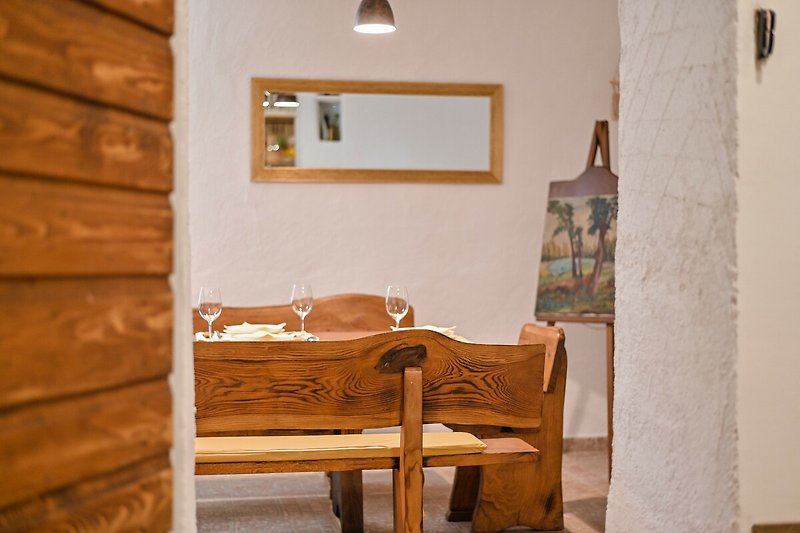 Antikes Schlafzimmer mit Holzmöbeln, Spiegel, Kommode und Bettgestell.