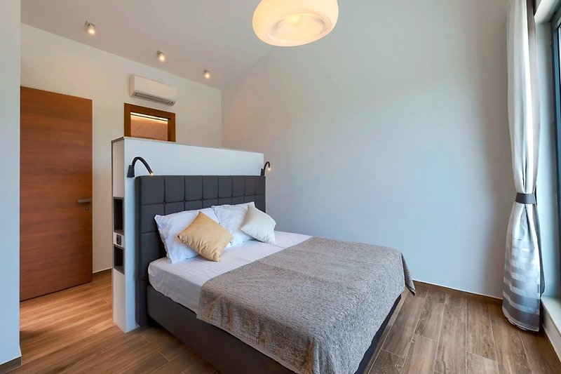 Stilvolles Schlafzimmer mit gemütlichem Bett und elegantem Design.