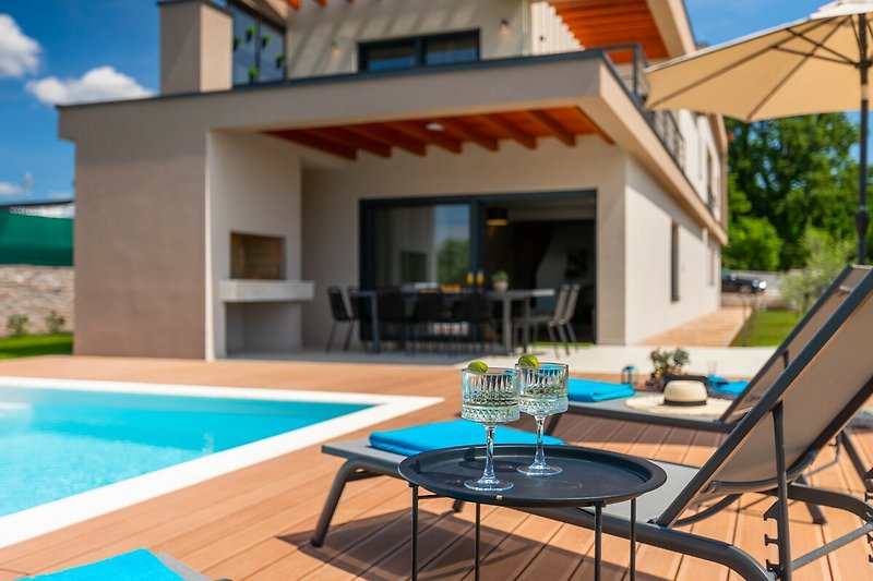Schönes Ferienhaus mit Pool, Terrasse und stilvoller Einrichtung.