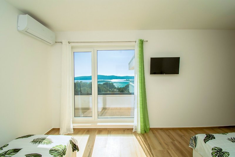 Wohnzimmer mit Holz, Fenster und Tageslicht - modernes Design.