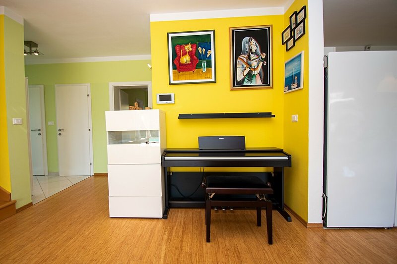 Ein stilvoll eingerichtetes Wohnzimmer mit Holzmöbeln und gemütlichem Ambiente.
