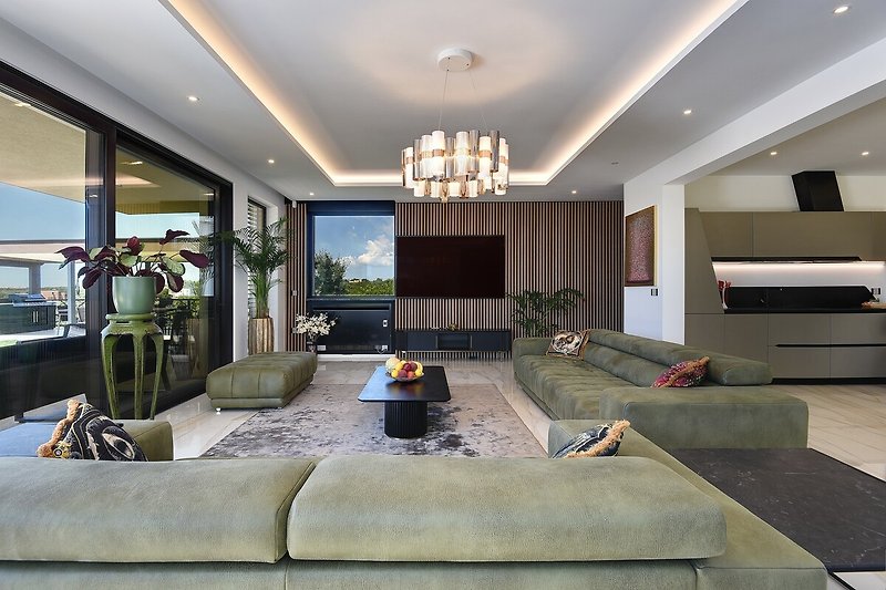 Schönes Wohnzimmer mit stilvoller Einrichtung und gemütlicher Beleuchtung.