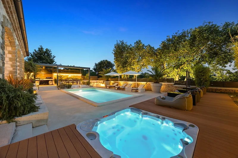 Pool und Wasserakzent in grünem Resort-Ambiente