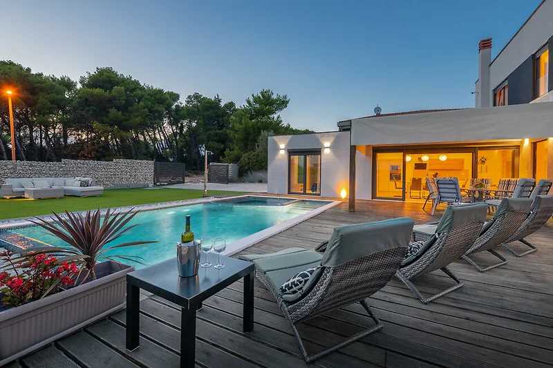 Resort mit Pool, Palmen und nachhaltigen Materialien im Innenhof.