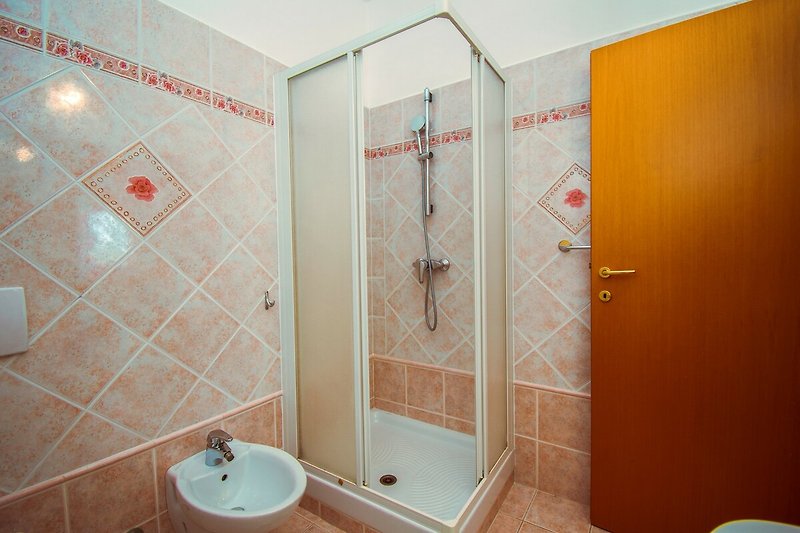 Ein modernes Badezimmer mit stilvoller Dusche und elegantem Design.