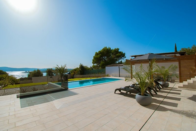 Schwimmbad, Palmen, Haus, Garten, Meer - perfekt für Ihren Urlaub!