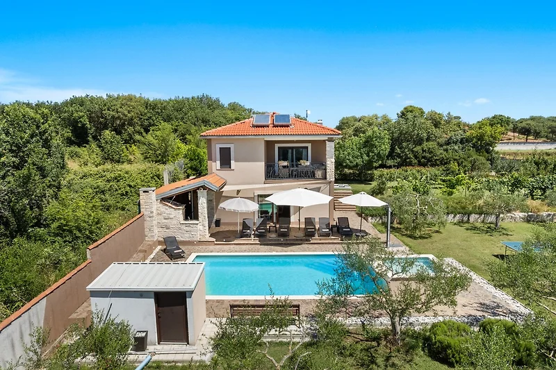 Villa mit Pool im ruhigen Wohnviertel;