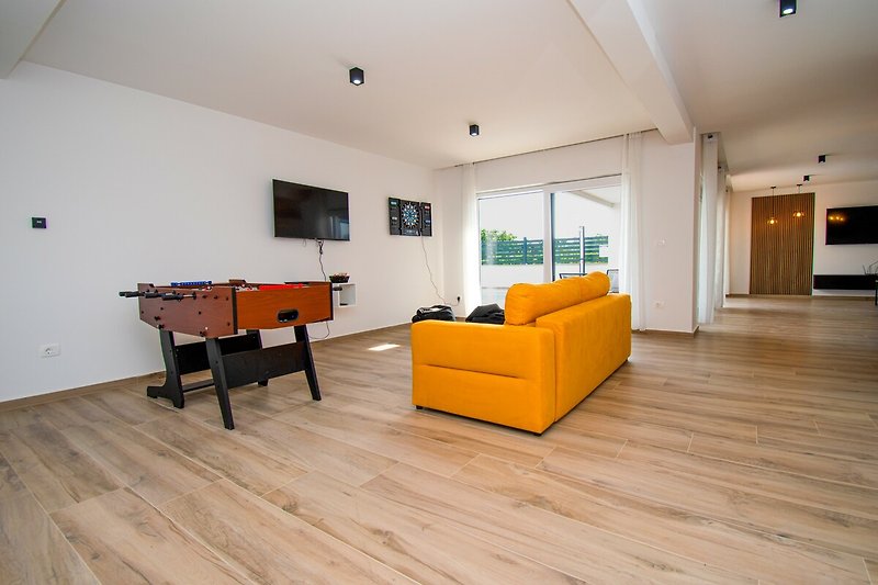 Gemütliches Wohnzimmer mit bequemer Couch und stilvollem Design.