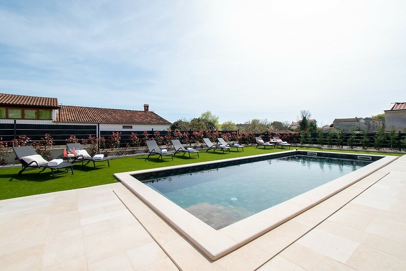 Luxuriöses Anwesen mit Pool, grüner Landschaft und moderner Architektur. Ideal für Entspannung.