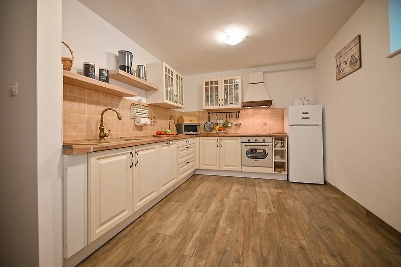Moderne Küche mit Holzmöbeln, Herd und Licht - stilvoll eingerichtet!