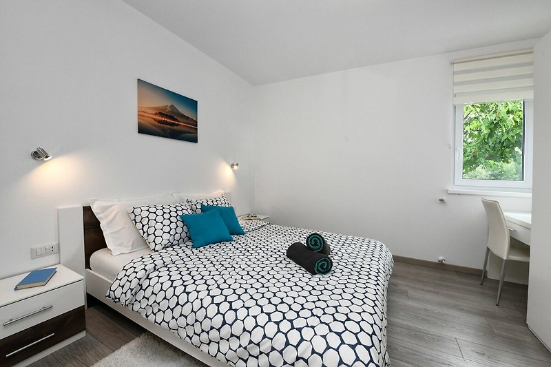 Gemütliches Schlafzimmer mit stilvollem Holzbett und gemütlicher Beleuchtung.