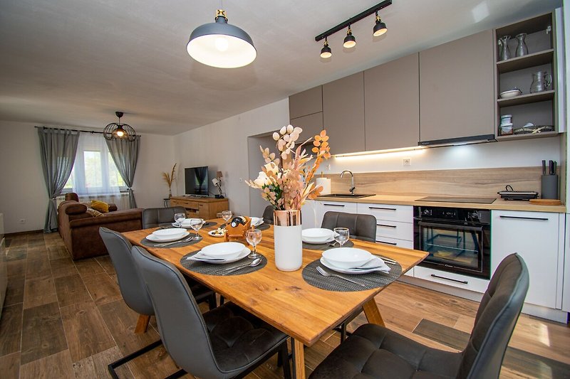 Küche mit Tisch, Stühlen, Beleuchtung und Fenster - stilvoll eingerichtet!