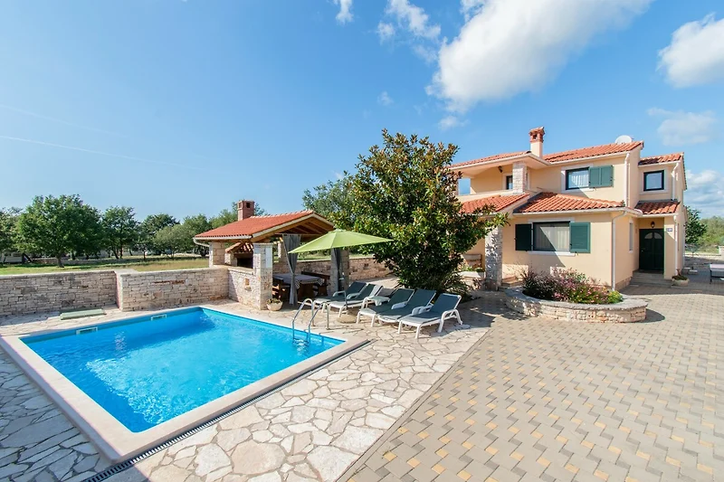 Entspannen Sie in der privaten Villa mit großzügigem Freizeitbereich.