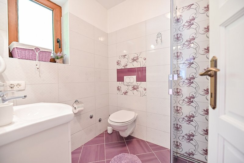 Badezimmer mit lila Akzenten - stilvoll eingerichtet!