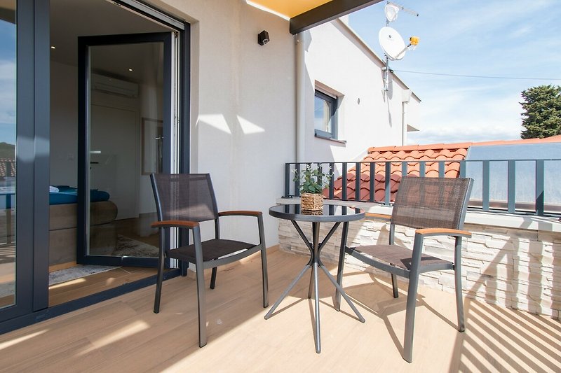Moderne Terrasse mit Holzmöbeln, Blumen und urbanem Flair. Ideal zum Entspannen!