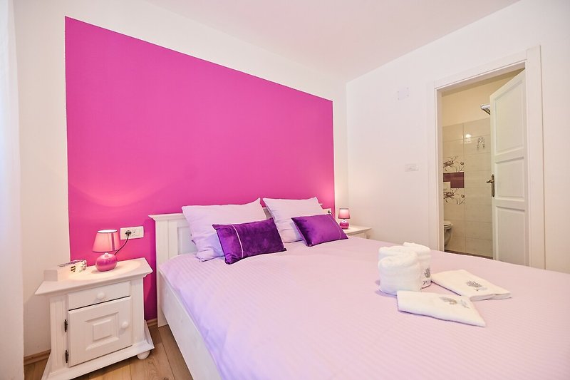 Gemütliches Schlafzimmer mit violetten Akzenten - stilvoll eingerichtet!