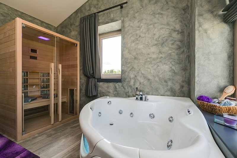Schönes Badezimmer mit Spiegel, Badewanne und Pflanzen. Entspannen Sie sich in stilvollem Ambiente.