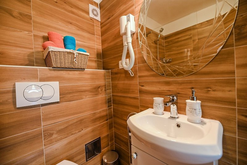 Badezimmer mit Spiegel, Waschbecken, Toilette - modern und komfortabel!