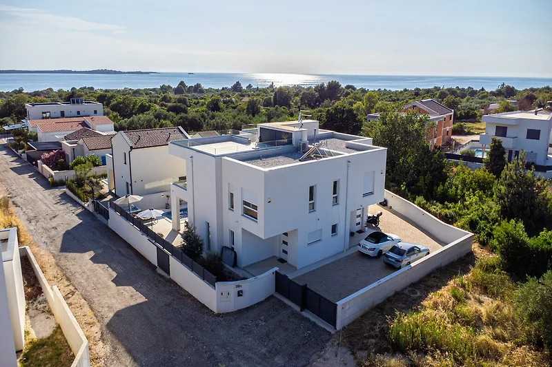 Weitläufiges Wohngebiet mit gepflegten Häusern aus der Vogelperspektive.