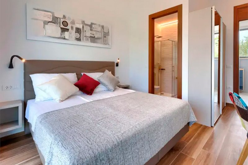 Elegantes Schlafzimmer mit bequemem Bett und stilvollem Design.